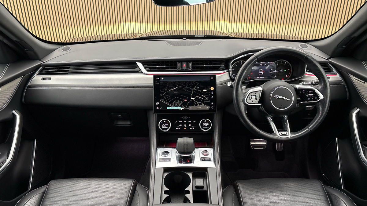 Jaguar F-PACE Image 12