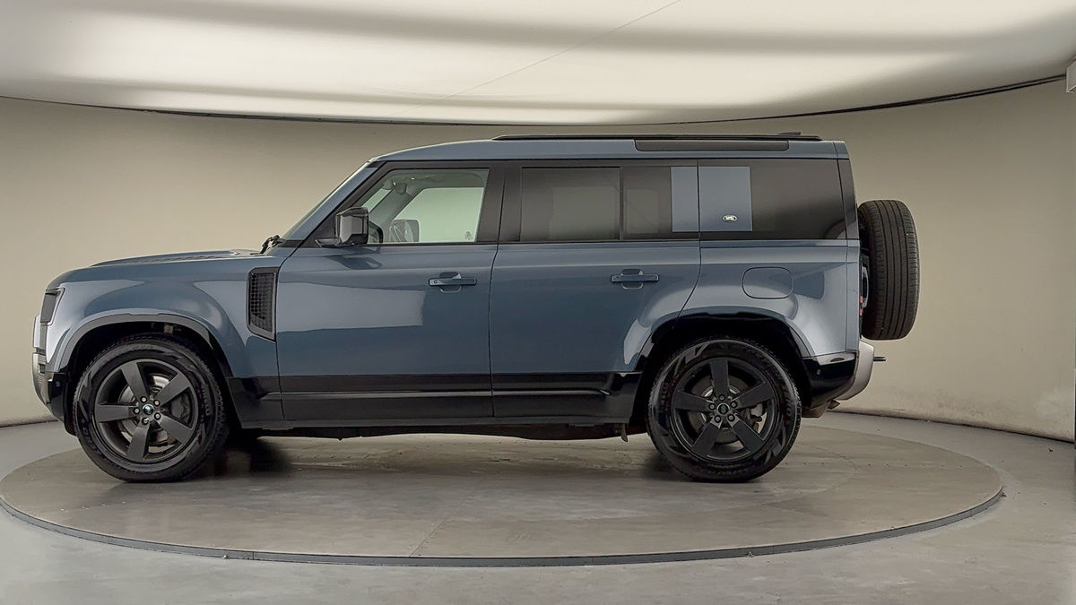 Land Rover Defender 110 Image 15