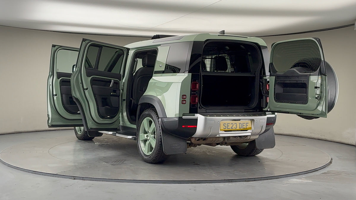 Land Rover Defender 110 Image 23