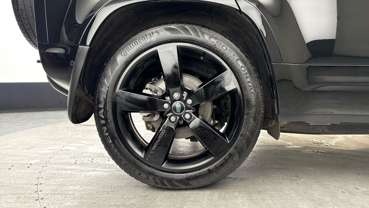 Land Rover Defender 110 Image 10