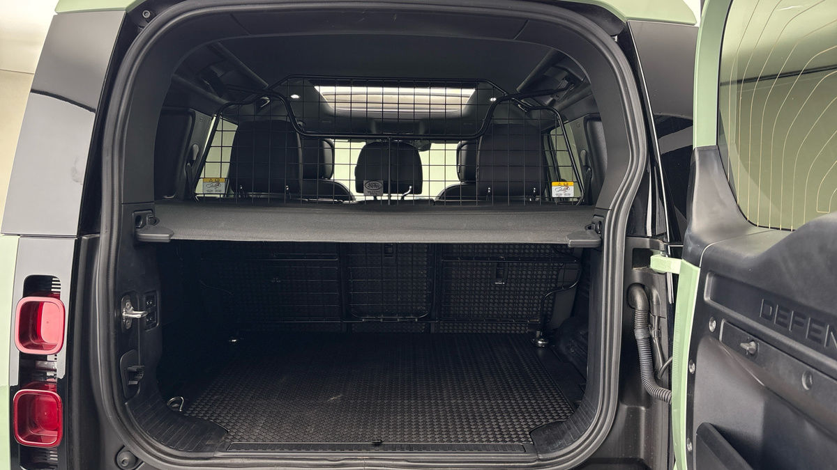 Land Rover Defender 110 Image 11