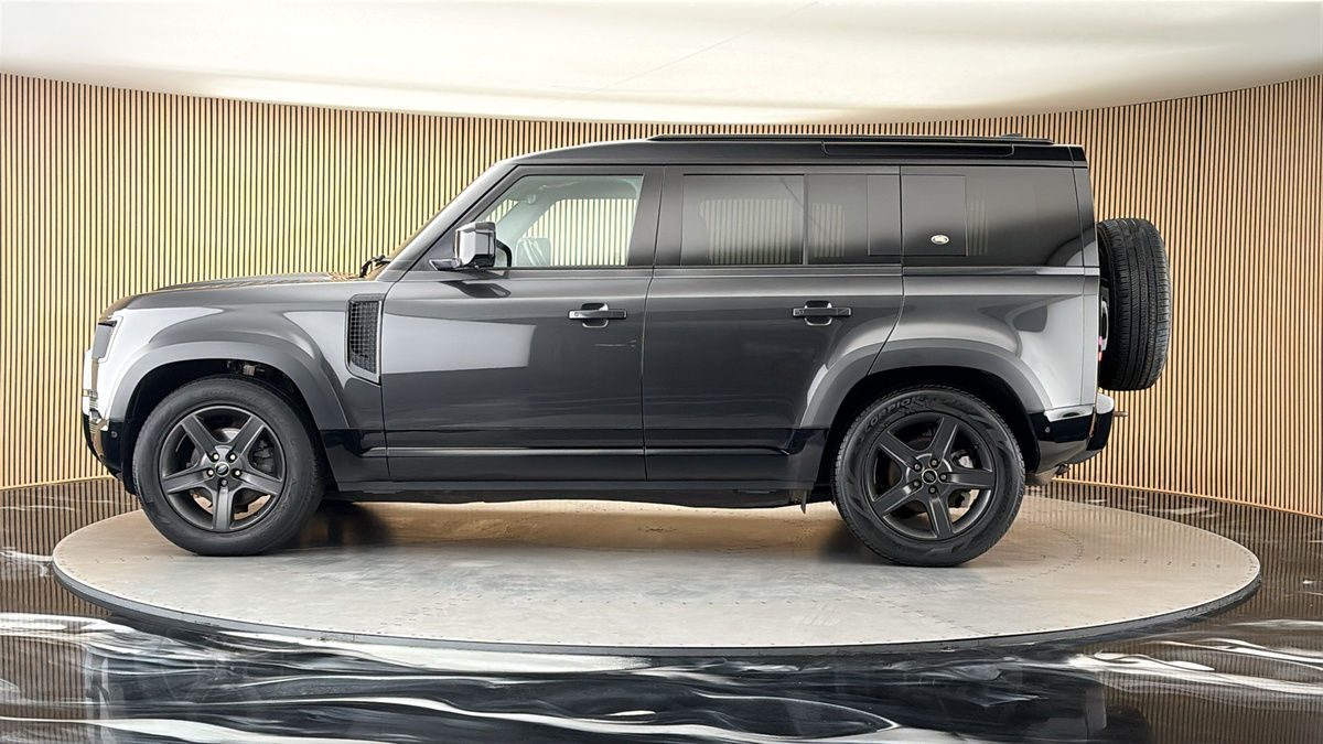 Land Rover Defender 110 Image 15