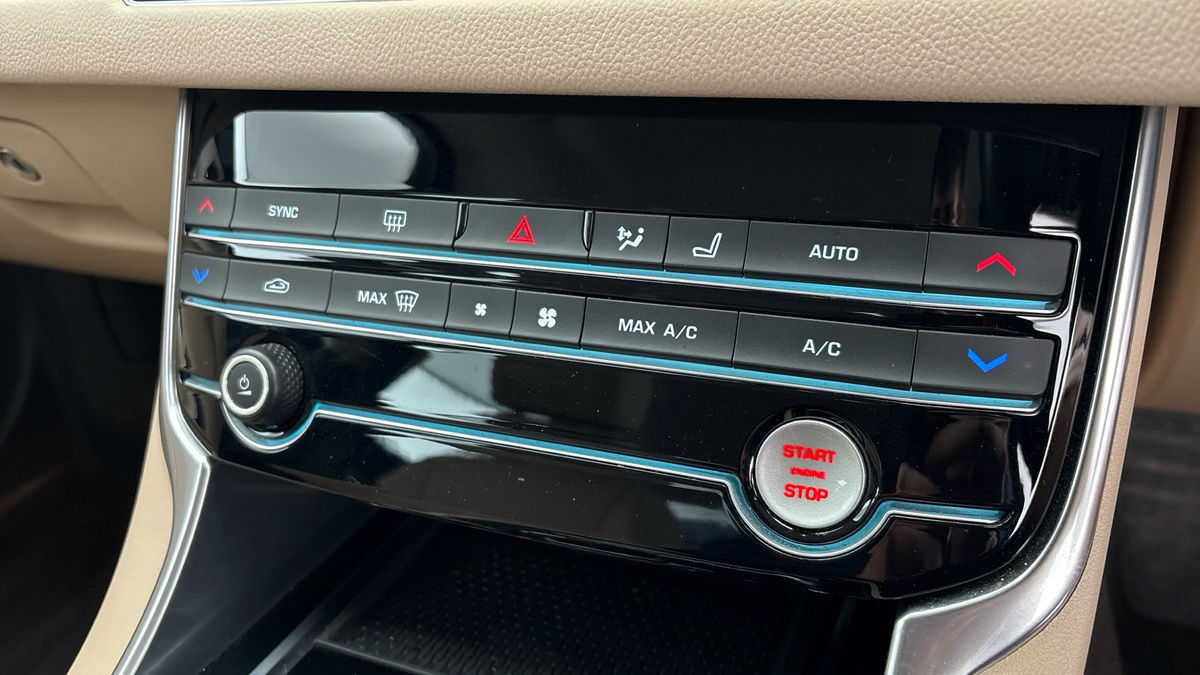 Jaguar XF Image 26
