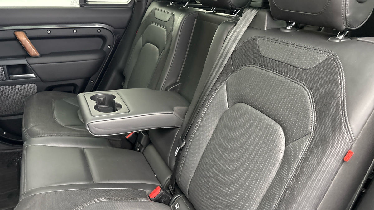 Land Rover Defender 110 Image 9