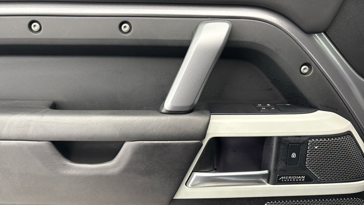 Land Rover Defender 110 Image 19