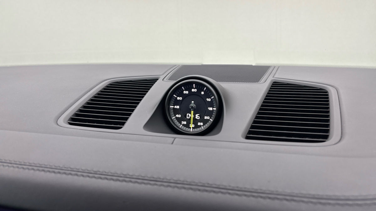 Porsche Cayenne Image 25