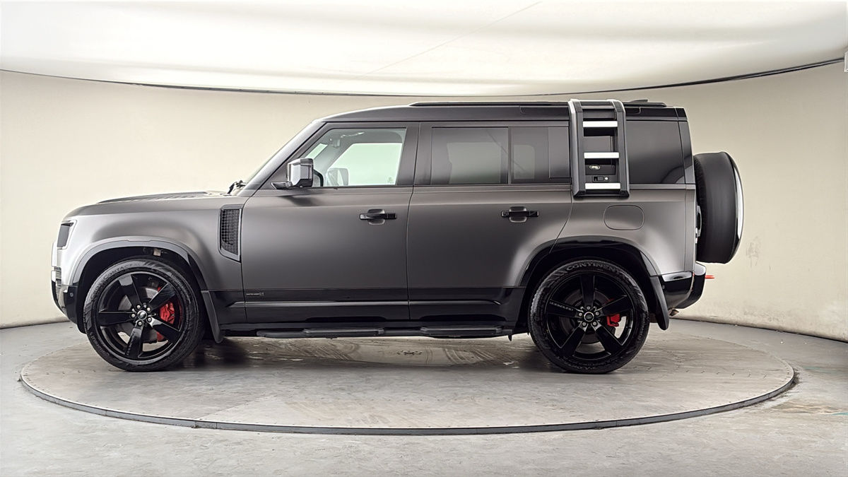 Land Rover Defender 110 Image 15