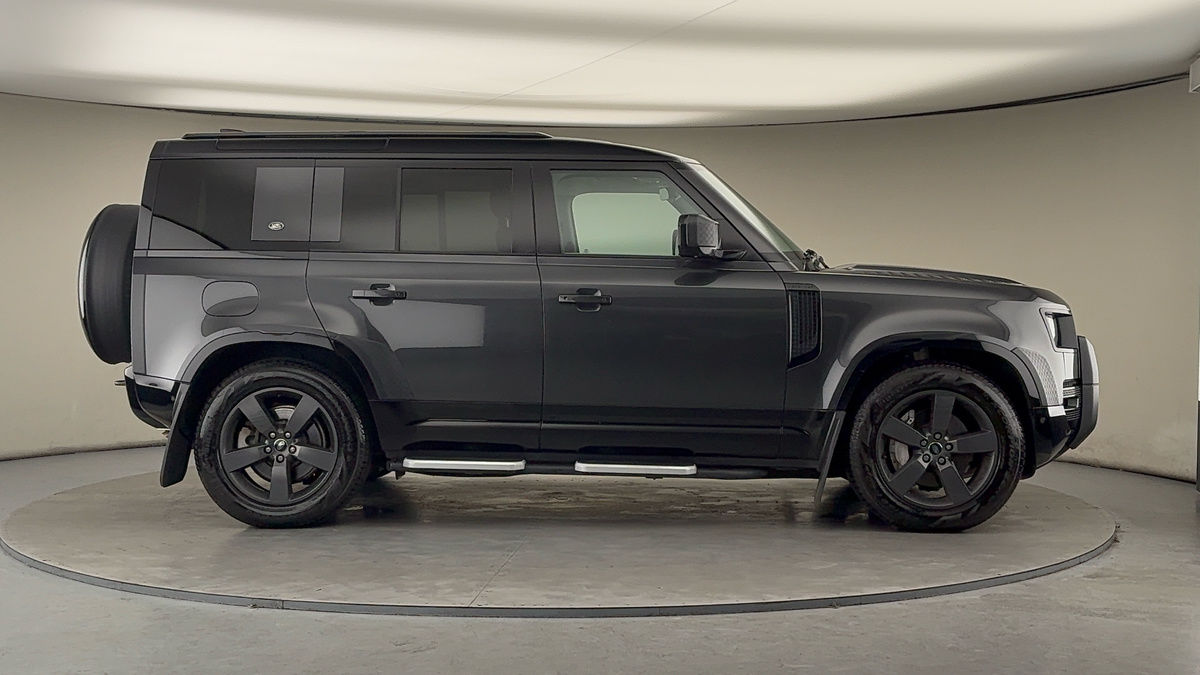 Land Rover Defender 110 Image 16