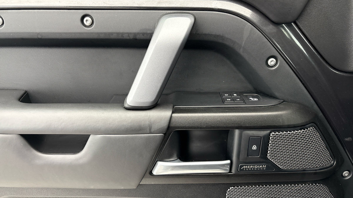Land Rover Defender 110 Image 19