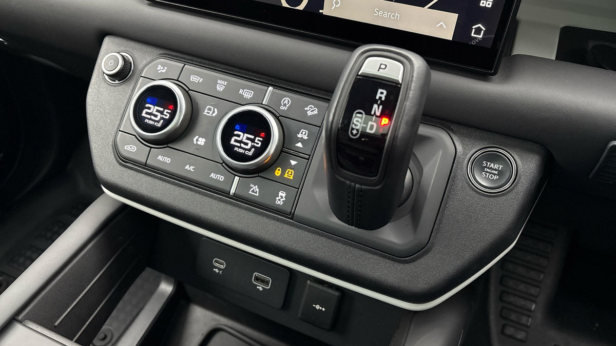 Land Rover Defender 110 Urban Image 25