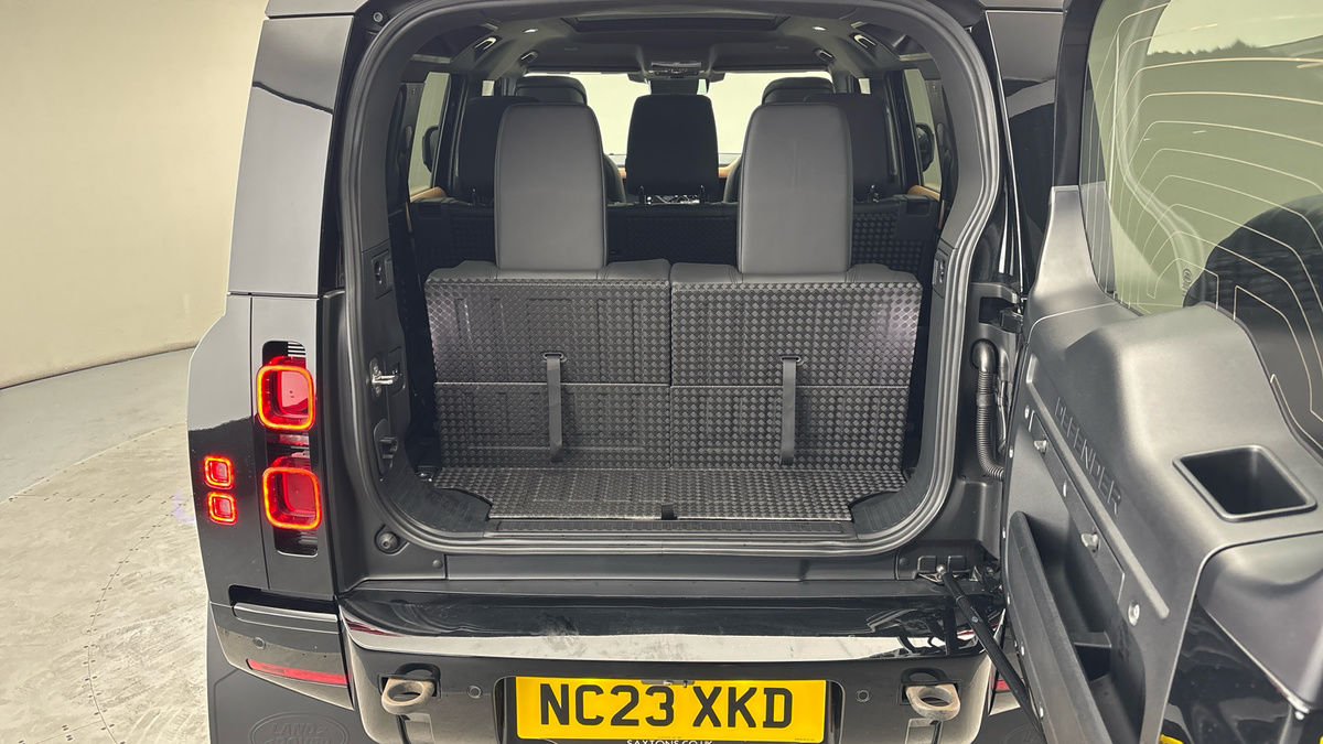Land Rover Defender 110 Image 11