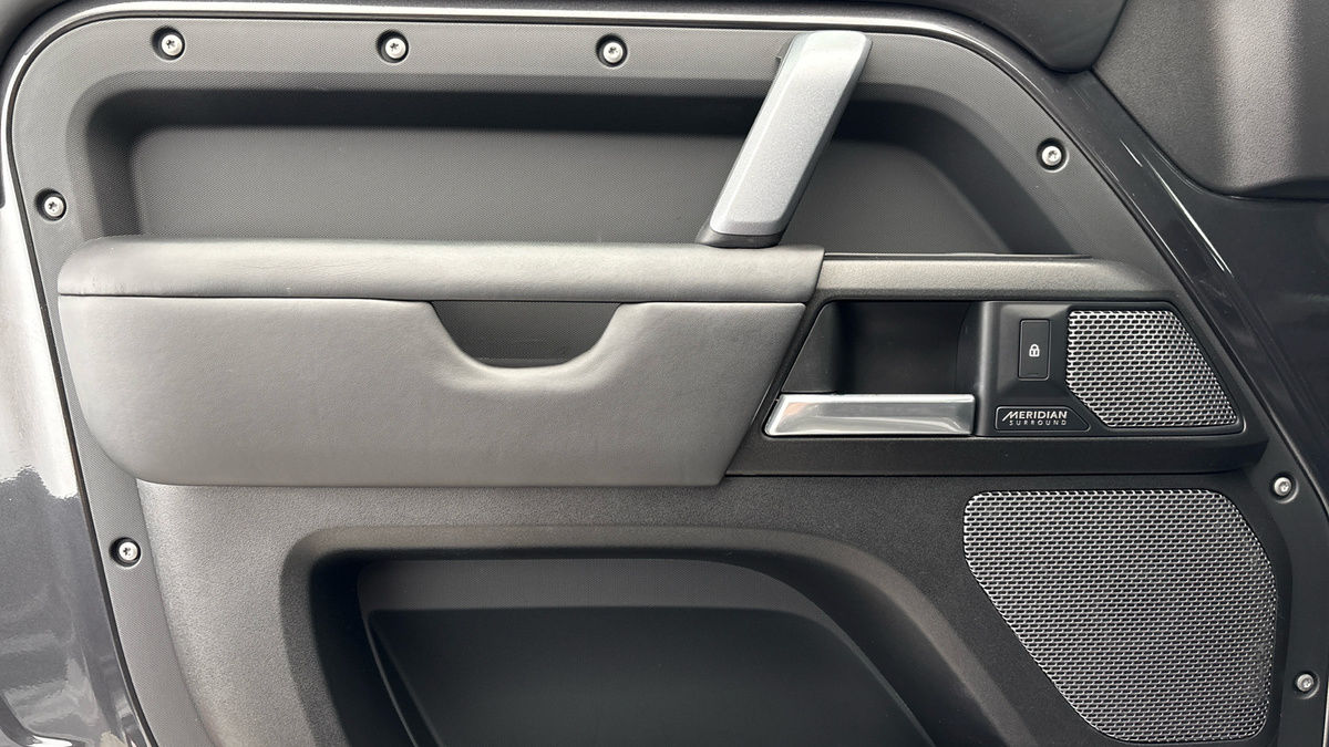 Land Rover Defender 90 Image 19