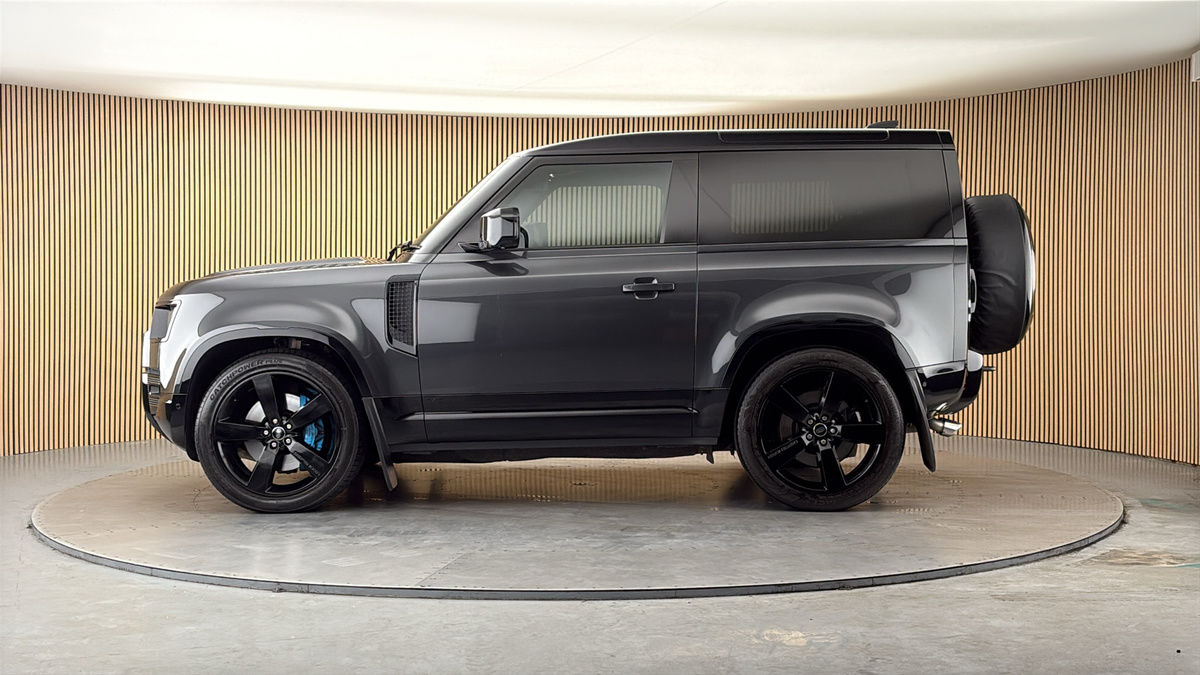 Land Rover Defender 90 Image 15