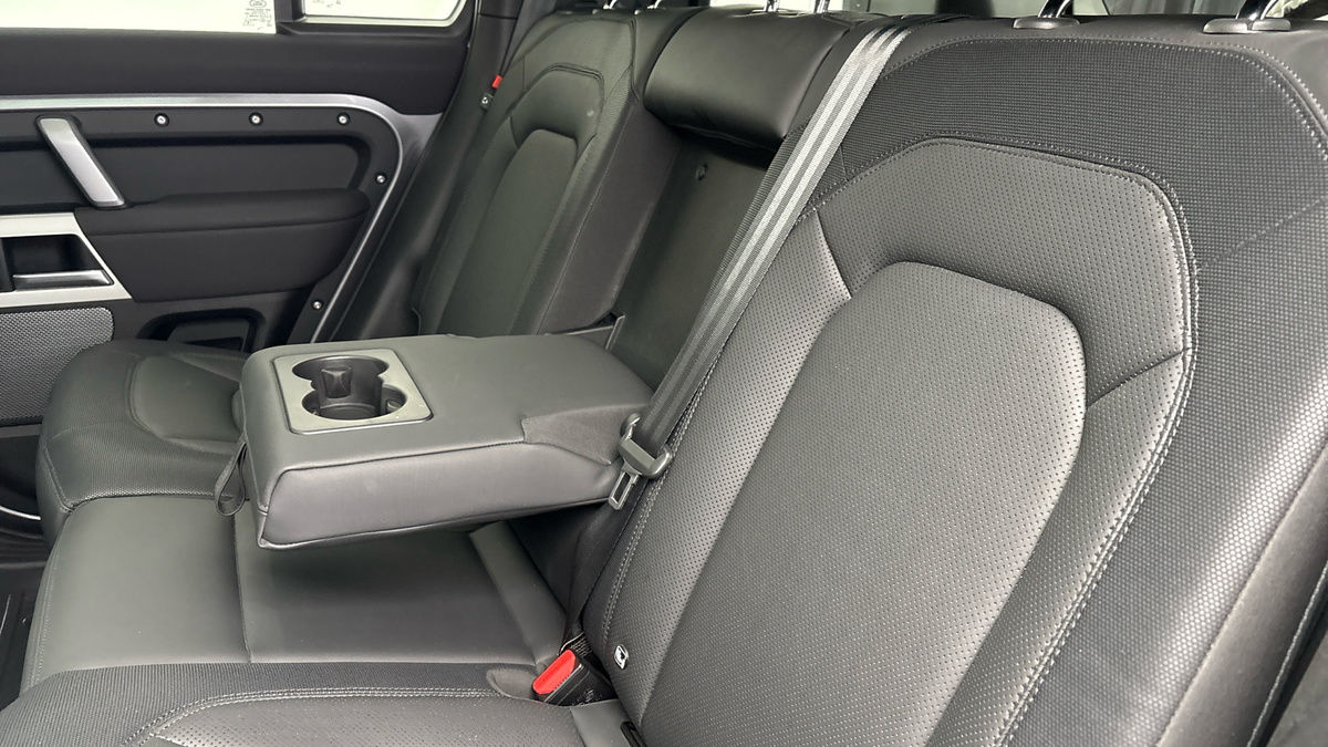 Land Rover Defender 110 Image 9