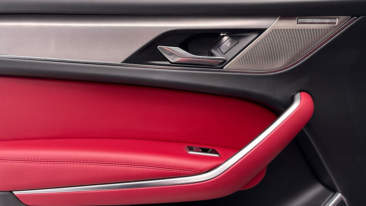 Jaguar F-PACE Image 19