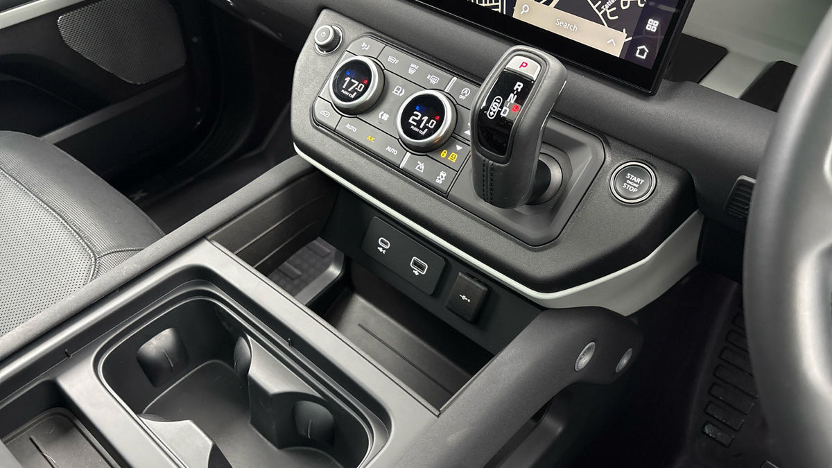 Land Rover Defender 130 Image 18
