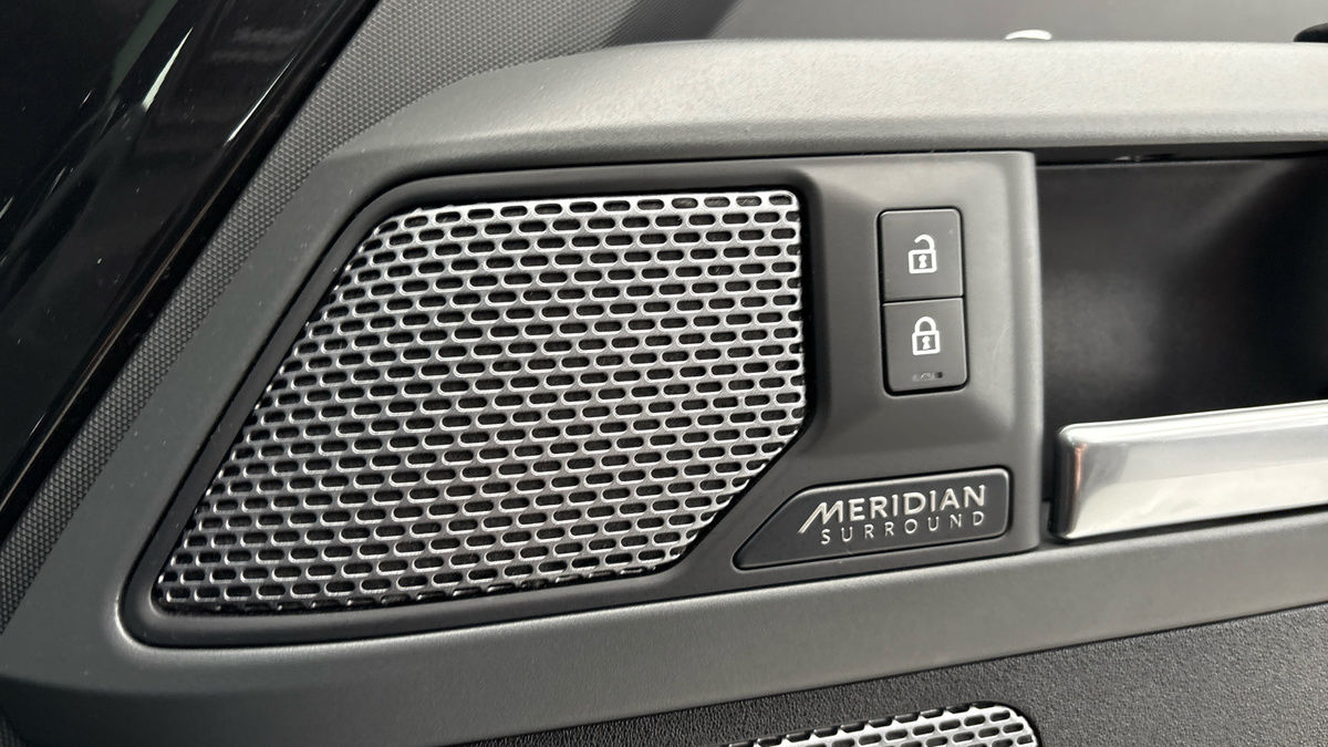 Land Rover Defender 110 Image 25