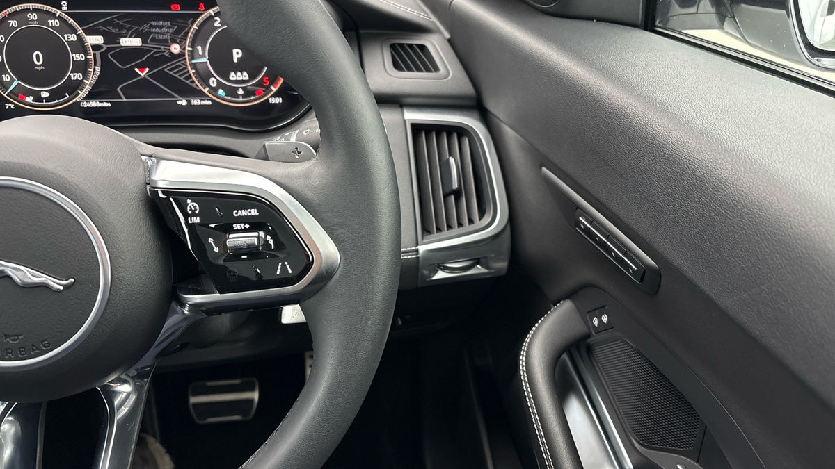 Jaguar E-PACE Image 28