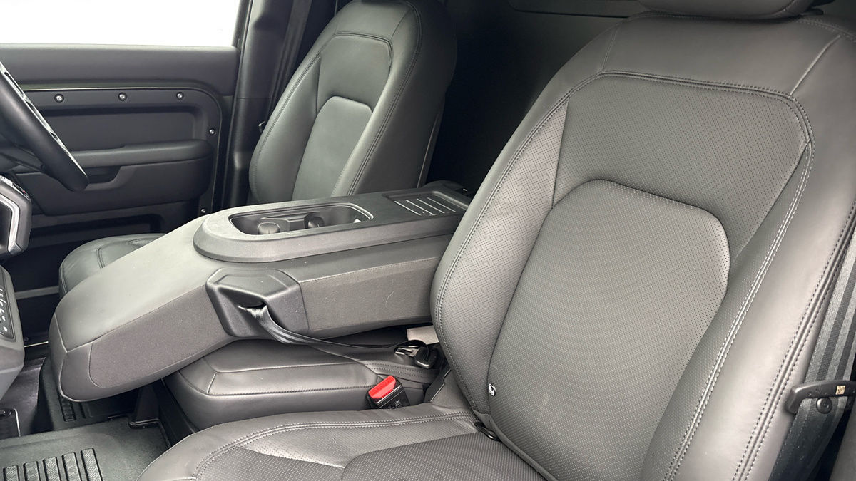 Land Rover Defender 110 Image 9