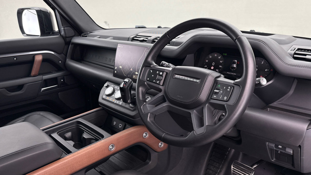 Land Rover Defender 110 Image 5