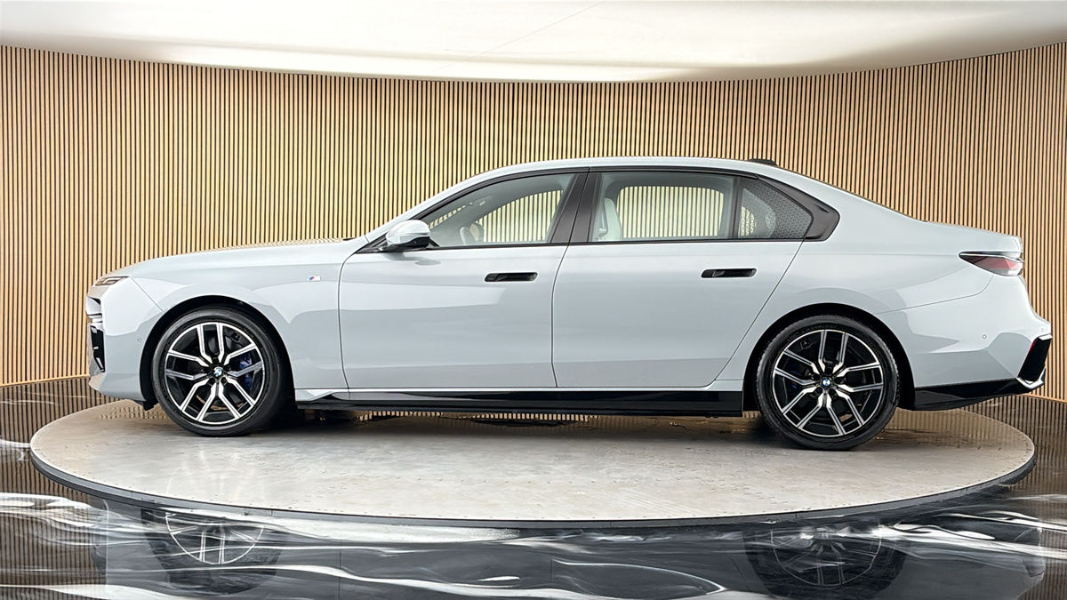 More views of BMW i7
