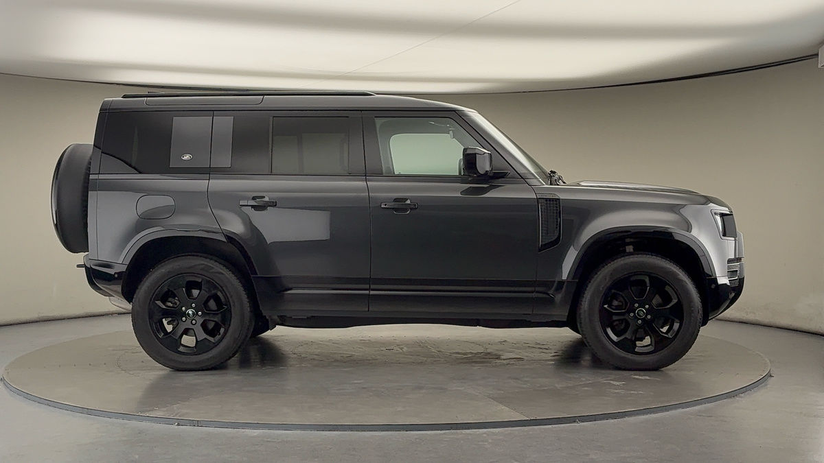 Land Rover Defender 110 Image 16