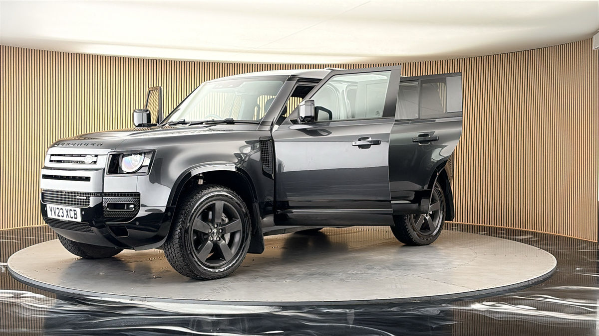 Land Rover Defender 110 Image 22