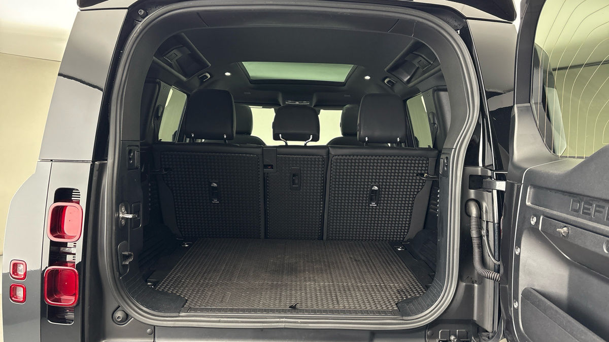 Land Rover Defender 110 Image 17