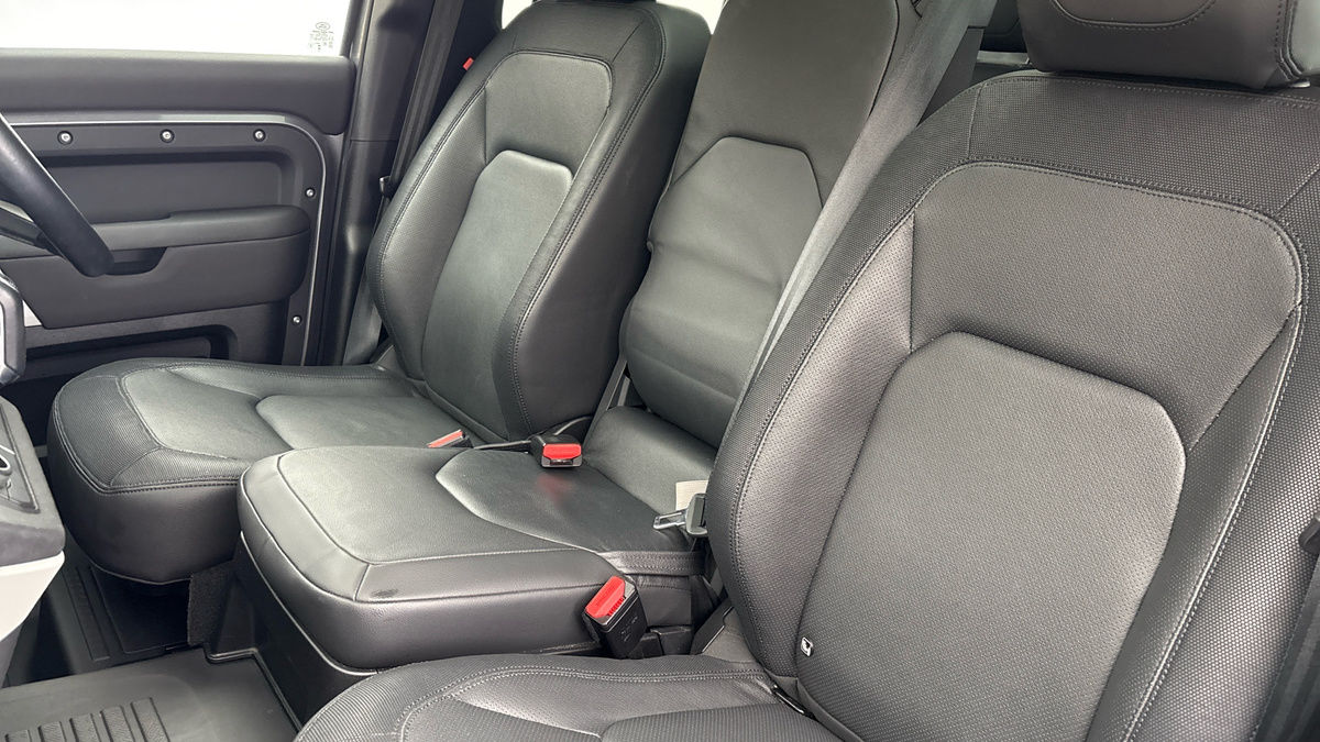 Land Rover Defender 110 Image 29