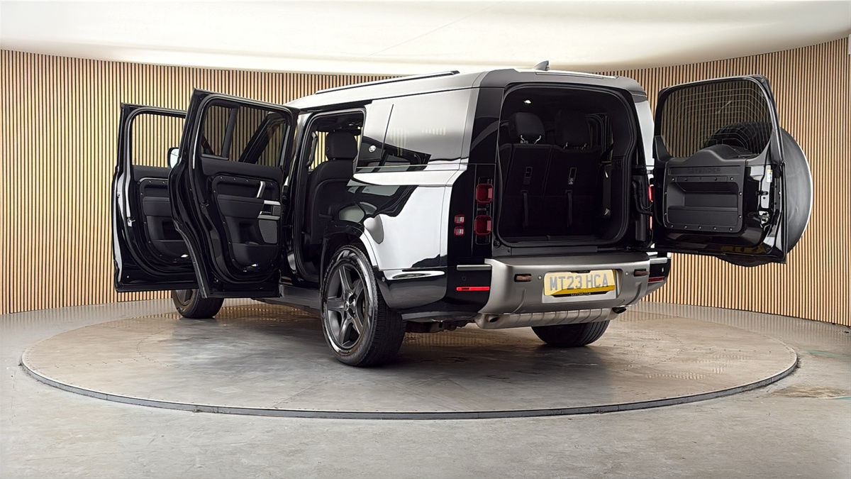 Land Rover Defender 130 Image 23
