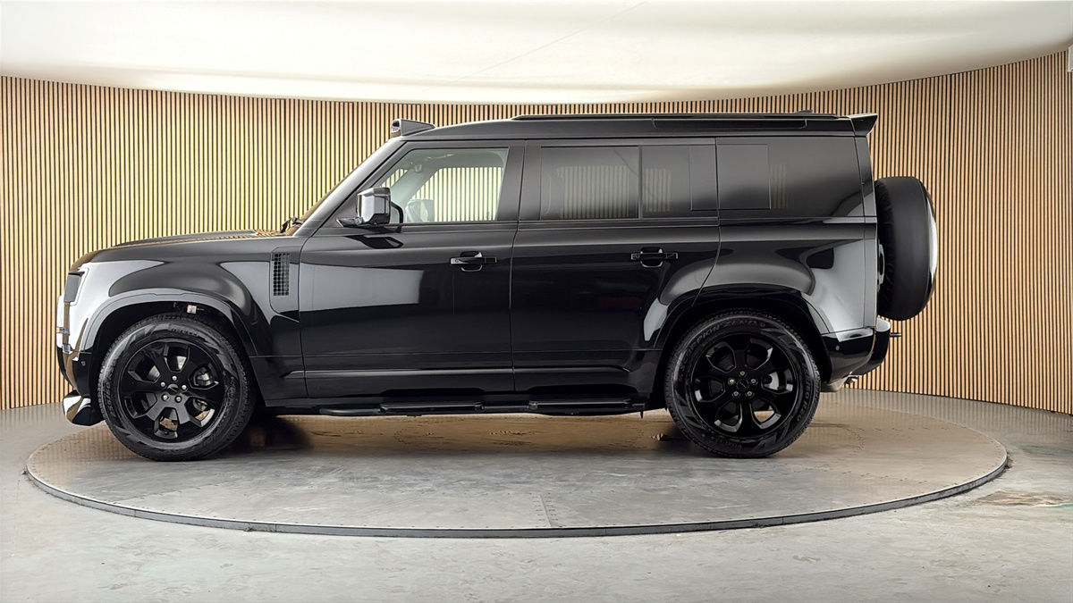 Land Rover Defender 110 Image 15