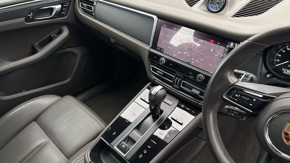 Porsche Macan Image 18