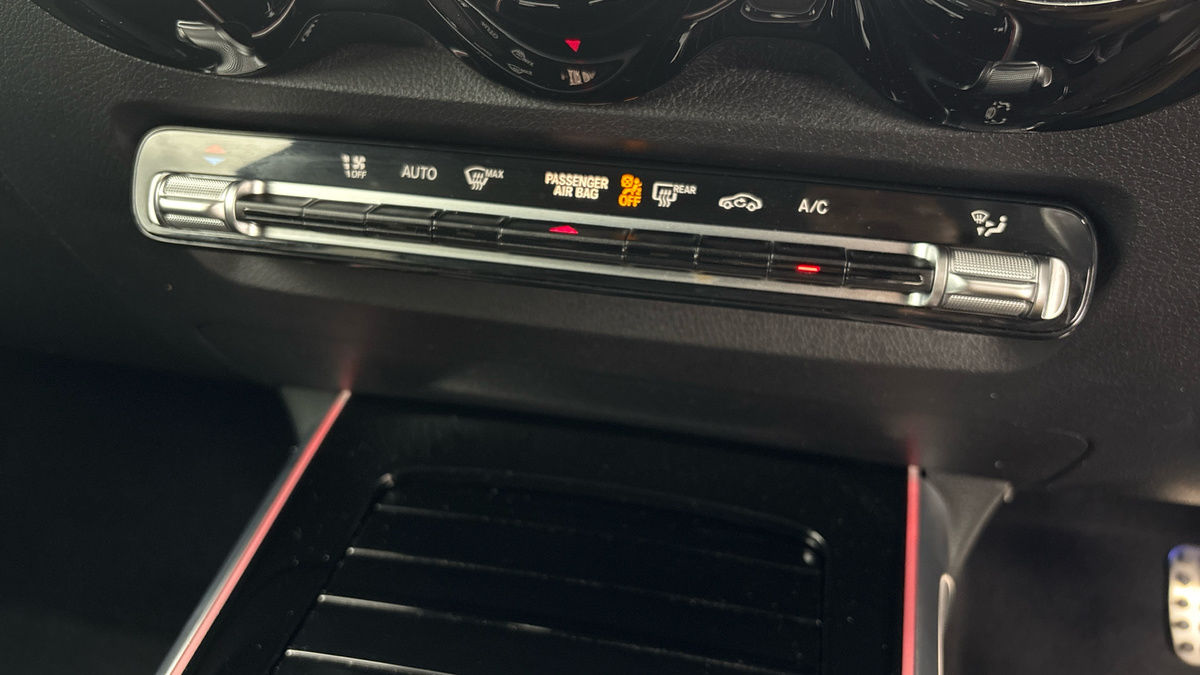 Mercedes-Benz GLB Image 25