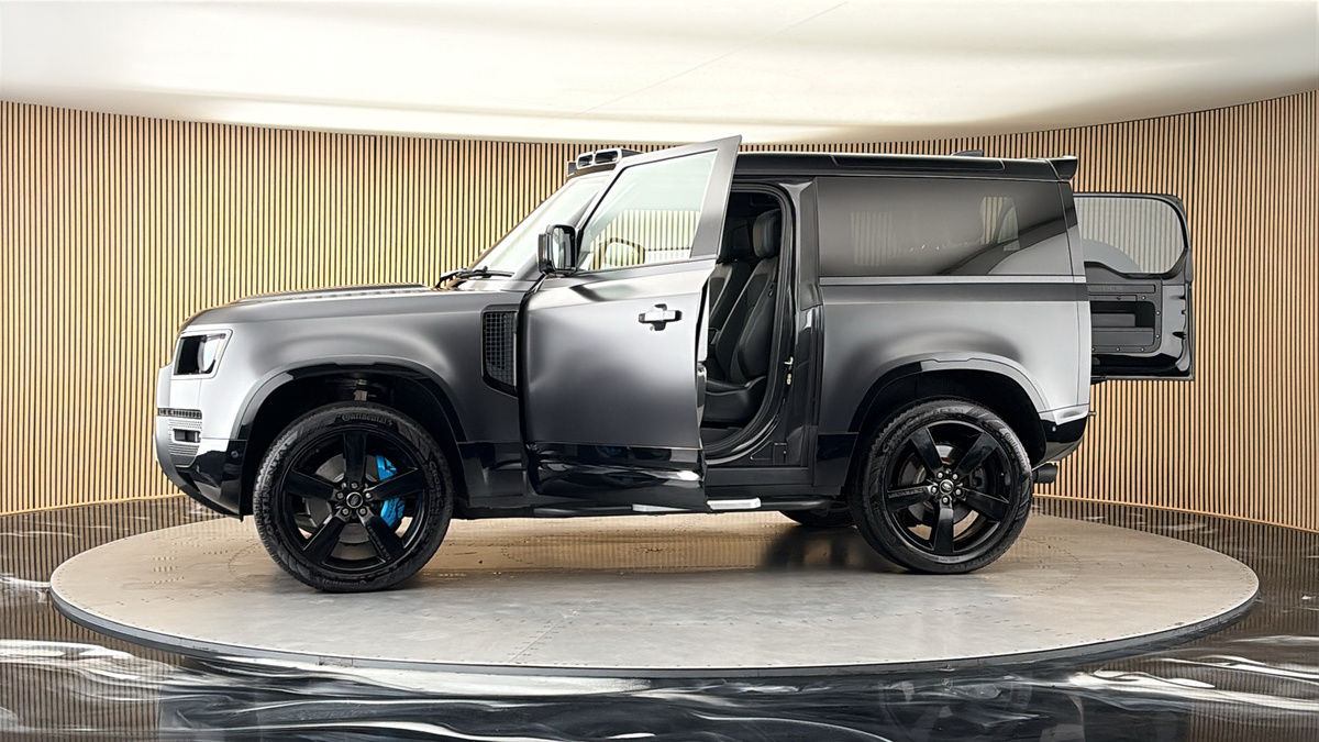 More views of Land Rover Defender 90