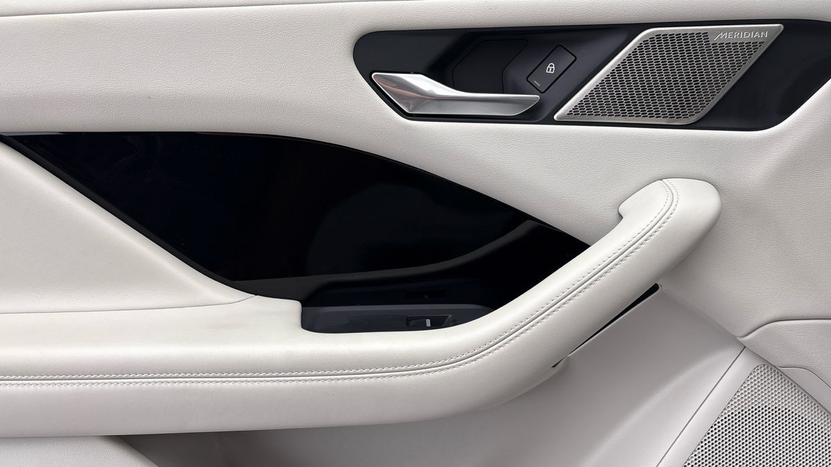 Jaguar I-PACE Image 19