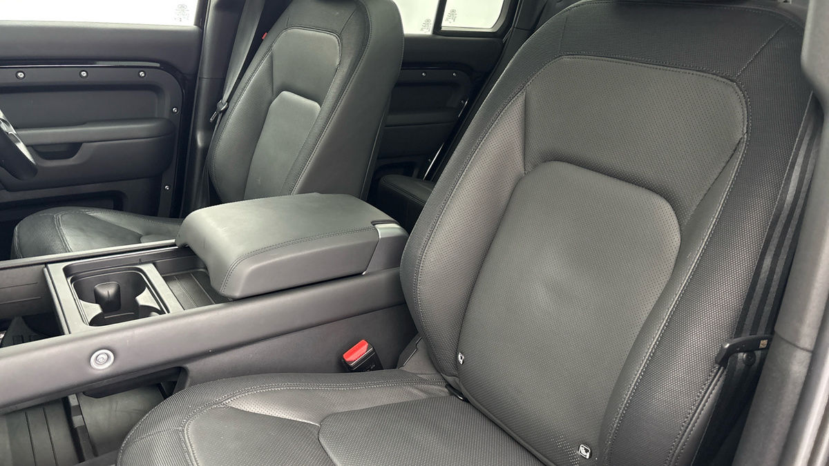 Land Rover Defender 110 Image 7