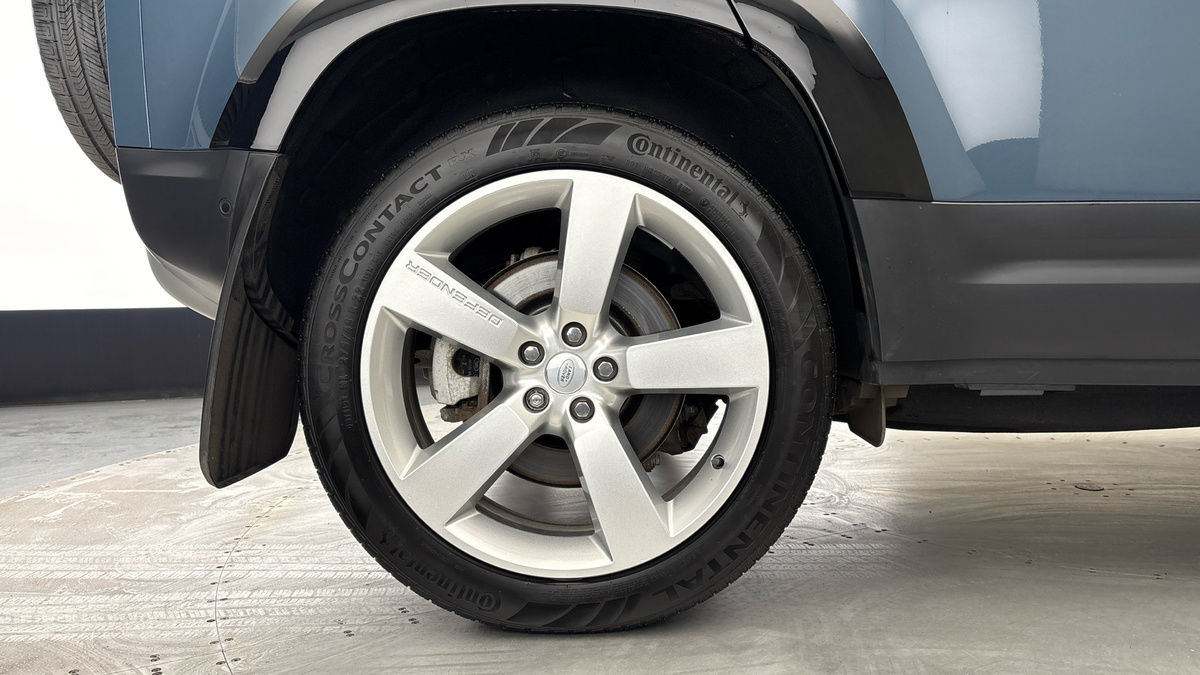 Land Rover Defender 110 Image 10