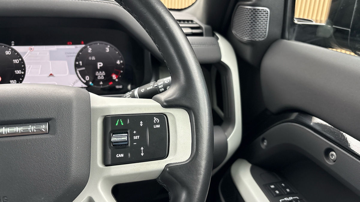 Land Rover Defender 110 Image 14