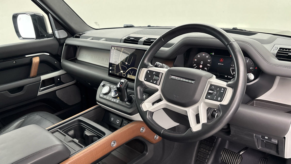 Land Rover Defender 130 Image 5