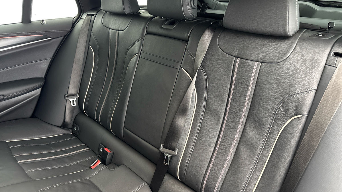 BMW 5 Series Image 8