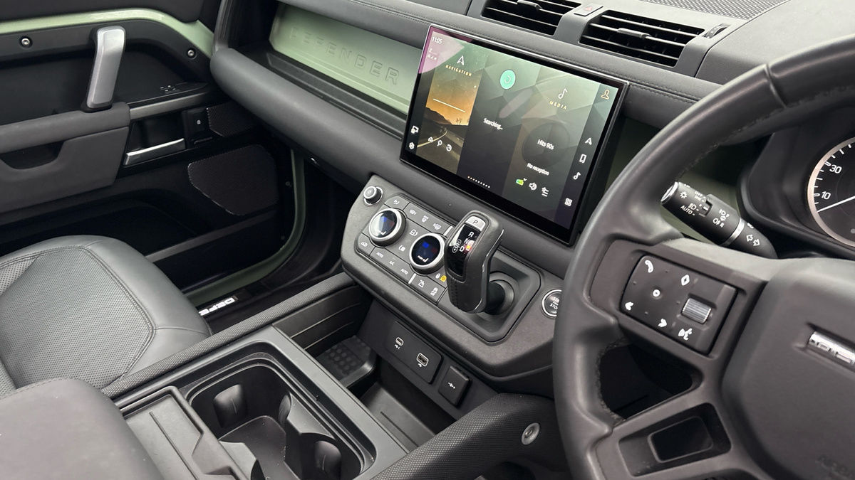 Land Rover Defender 110 Image 18