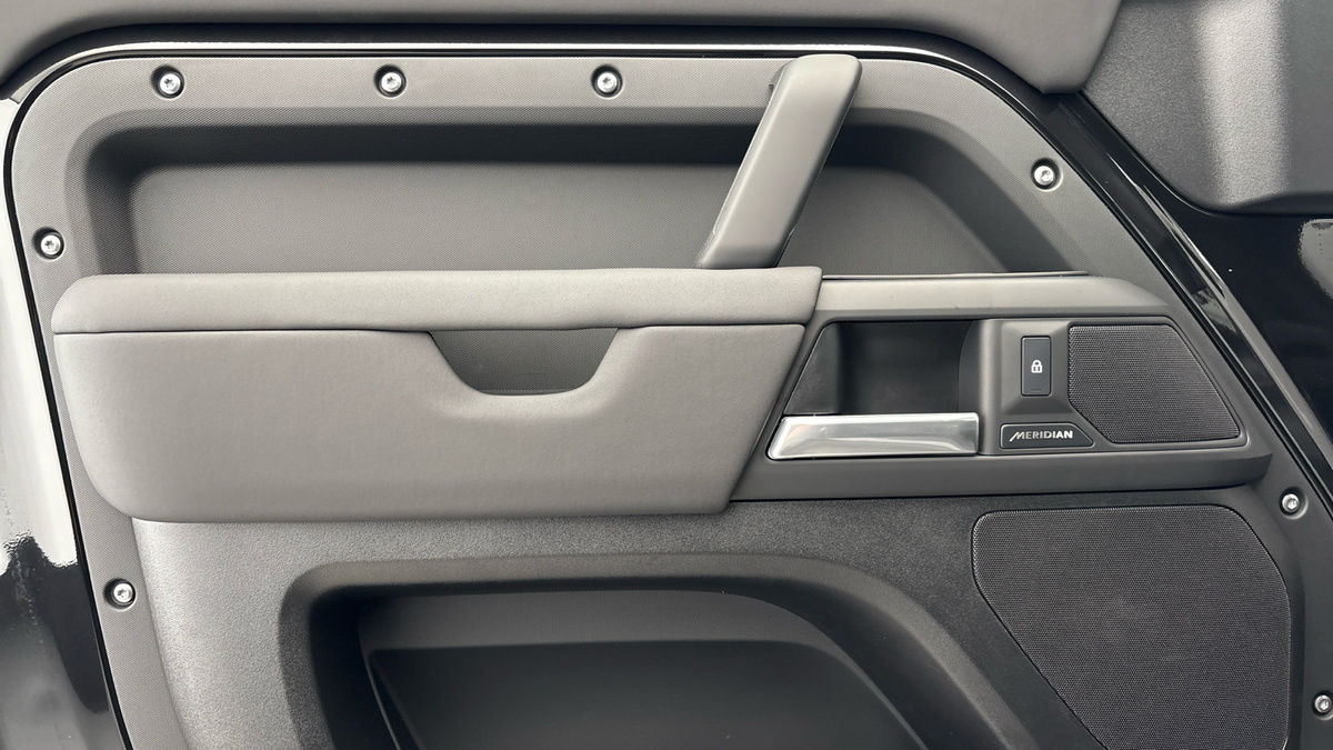 Land Rover Defender 110 Urban Image 19