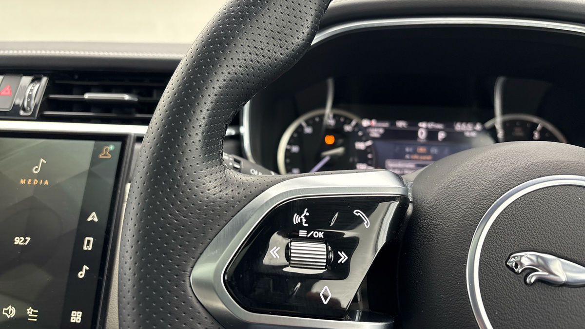 Jaguar F-PACE Image 13