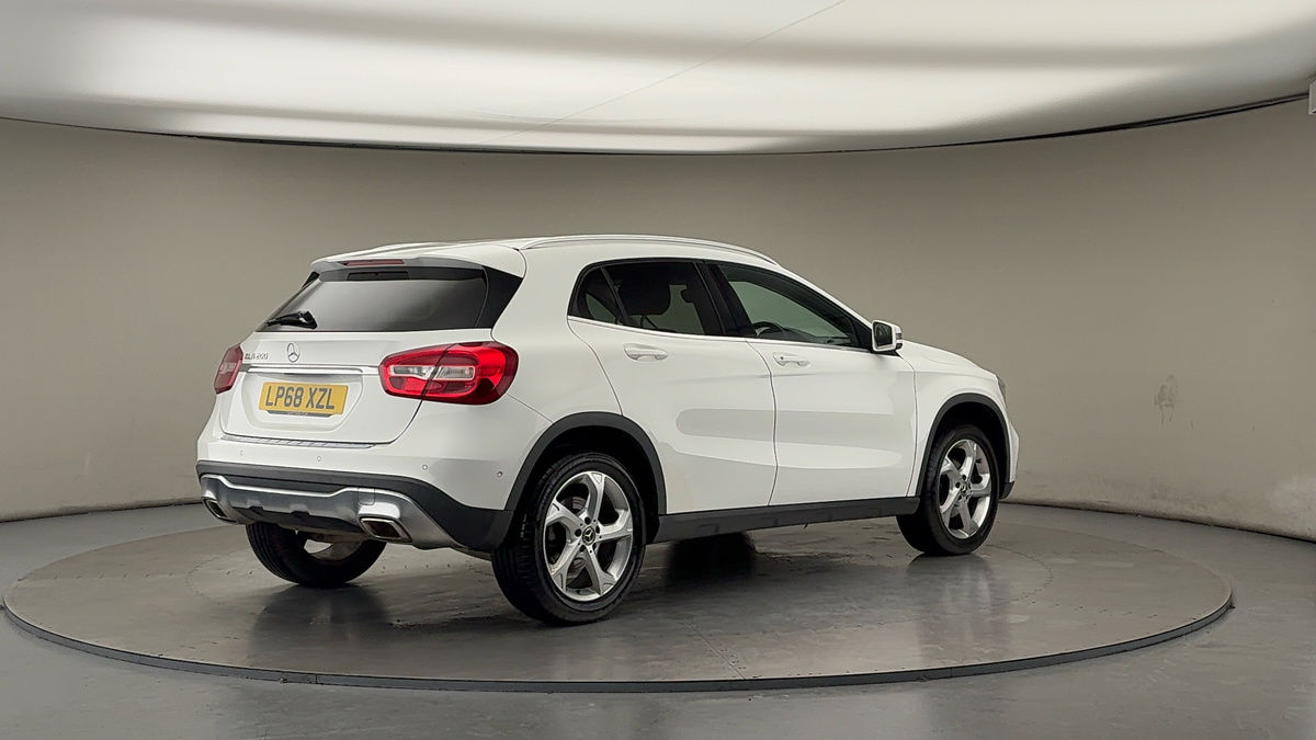 Mercedes-Benz GLA Image 21