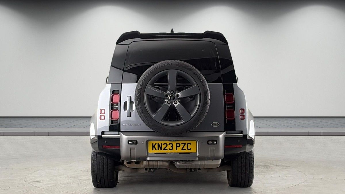 Land Rover Defender 110 Image 4