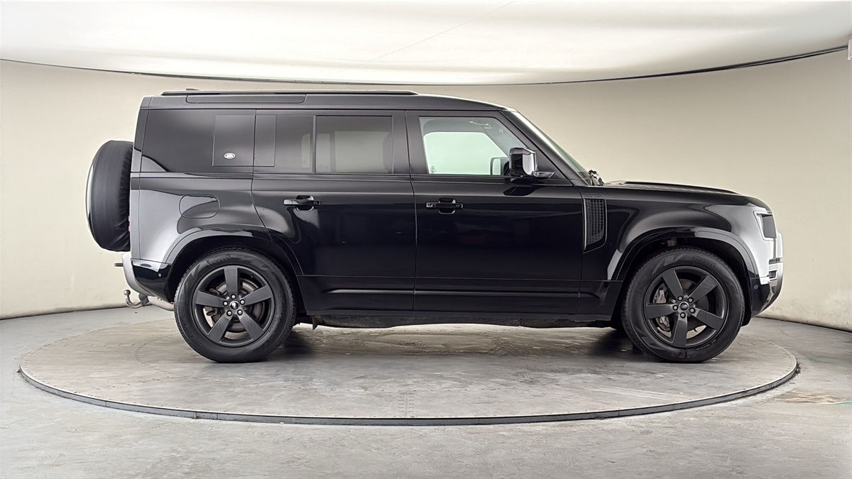 Land Rover Defender 110 Image 16
