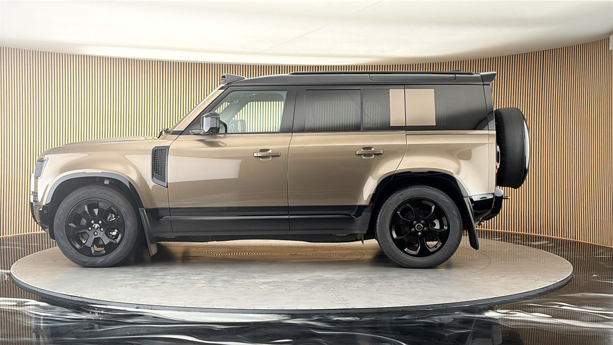 Land Rover Defender 110 Image 15