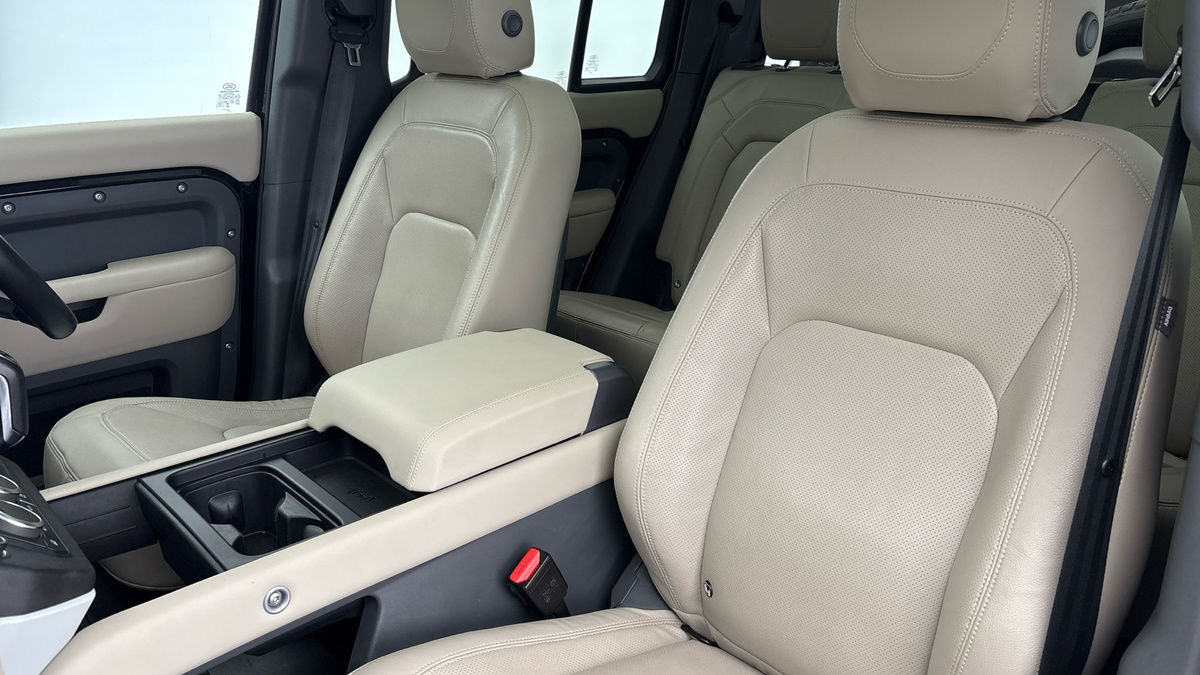 Land Rover Defender 110 Image 7