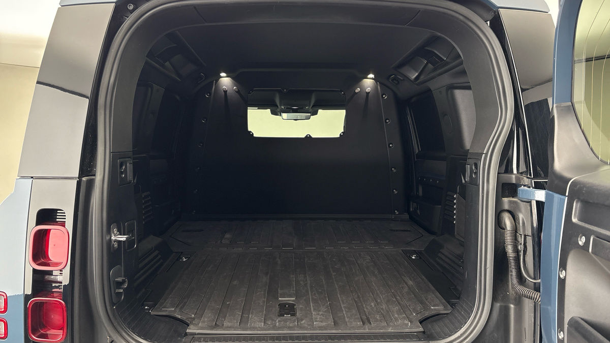 Land Rover Defender 110 Image 11