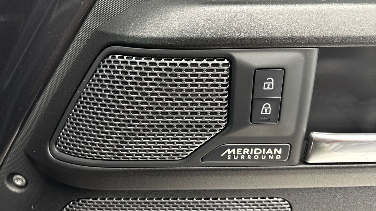 Land Rover Defender 90 Image 25
